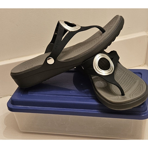 Crocs Sanrah 203342 Navy Blue w/ Silver Circle Wedge Slip on Thong Sandals Women - Picture 2 of 11